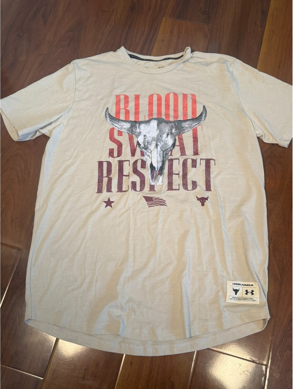 Mens Under Armour Project Rock Outlaw T-Shirt Beige Loose Fit SZ L Cow Skull